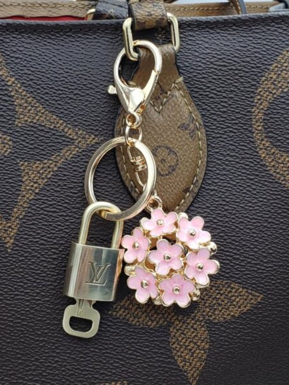LV Authentic Gold Padlock 🔒 Key Set w/ Unbranded Flower Keychain Charm - Picture 11 of 11